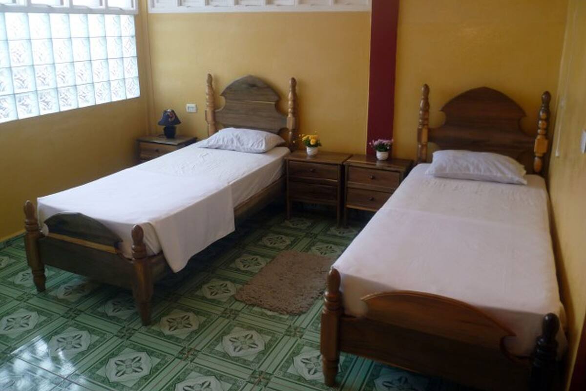 Minibar, tabla de planchar con plancha y ropa de cama