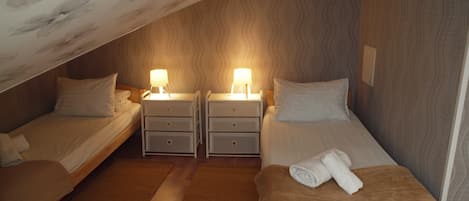Chambre Triple | Rideaux occultants, fer et planche à repasser, Wi-Fi gratuit