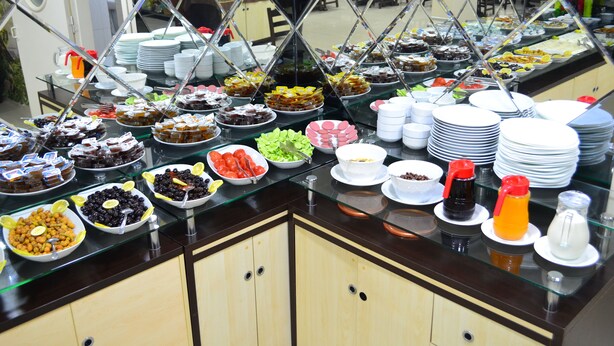 Un buffet proposant une variété de plats et de mets.