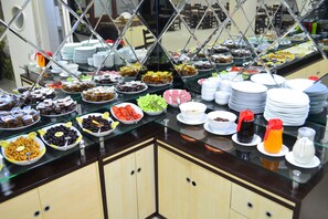 Un bufé con diversos alimentos y platos.