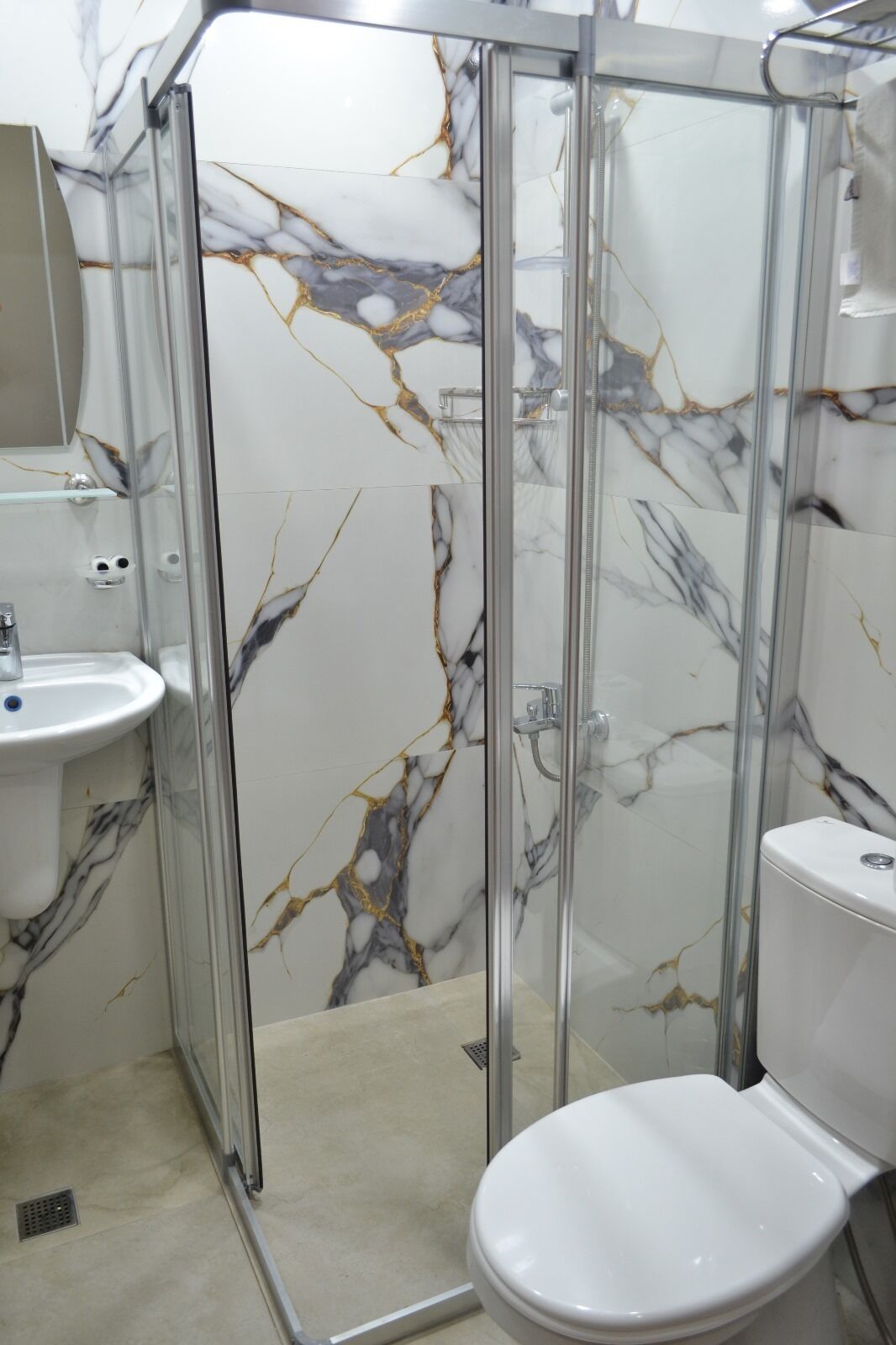 standard single room, 1 double bed | bathroom | free toiletries, hair dryer, slippers, towels