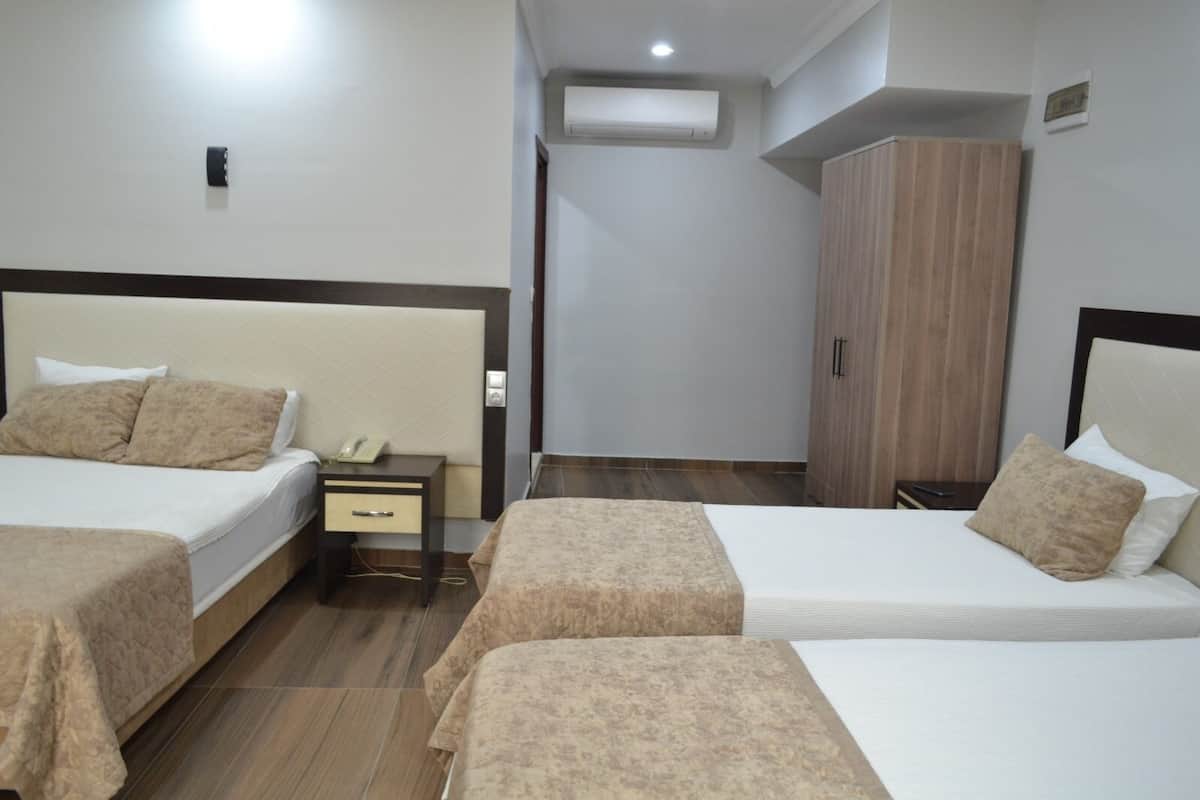 Sviitti, kaupunkinäköala | Ylelliset vuodevaatteet, minibaari, työpöytä, äänieristys