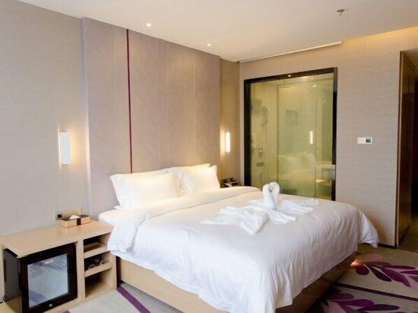 豪华大床房 | 客房内保险箱、办公桌、遮光窗帘、熨斗/熨衣板