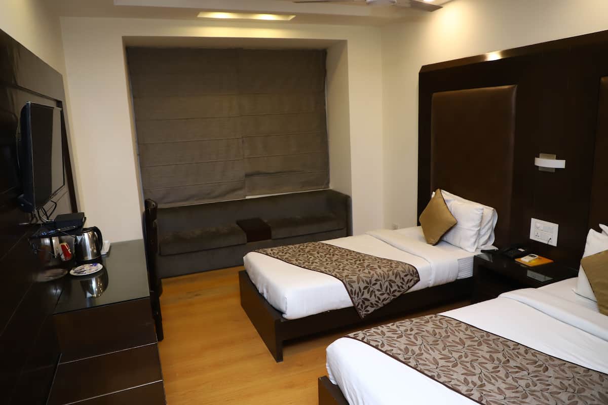 Habitación cuádruple Deluxe | Escritorio, cortinas blackout y insonorización