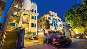 Ein Hotel mit mehreren Etagen, einem markanten zylindrischen Turm und einem gut beleuchteten Eingang.