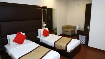 Deluxe vierpersoonskamer | Een bureau, verduisterende gordijnen, geluiddichte muren