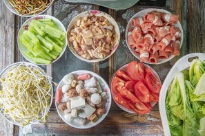 Outdoor dining - Lijiang Family and Hostel Inn (Lijiang)