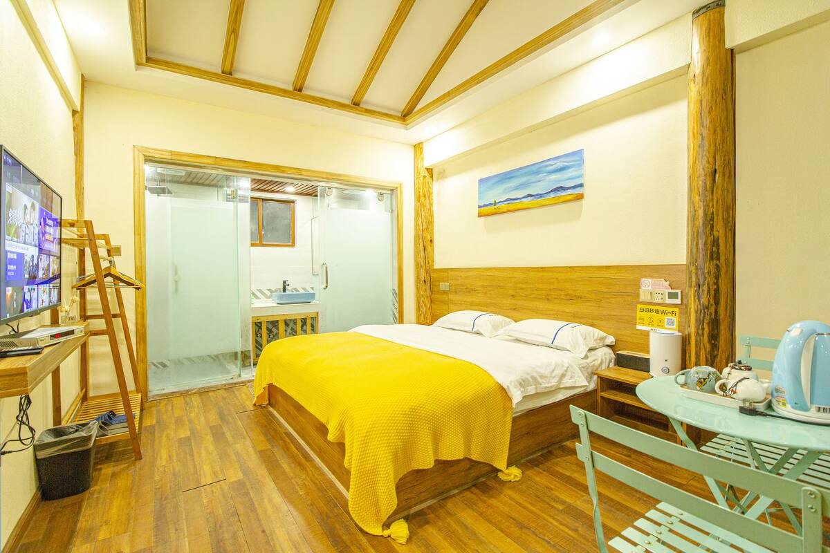 Traditional Viewing King Bed Room