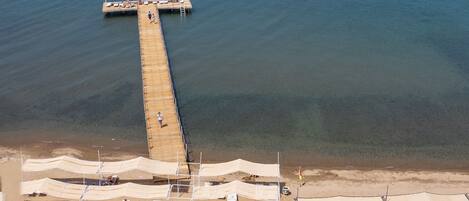 Playa privada, camastros, sombrillas y toallas de playa