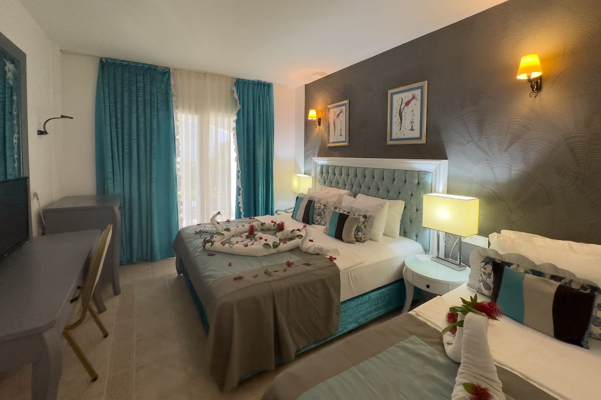 Standard Triple Room, Non Smoking | Peralatan tempat tidur premium, bar mini, peti besi dalam bilik, meja