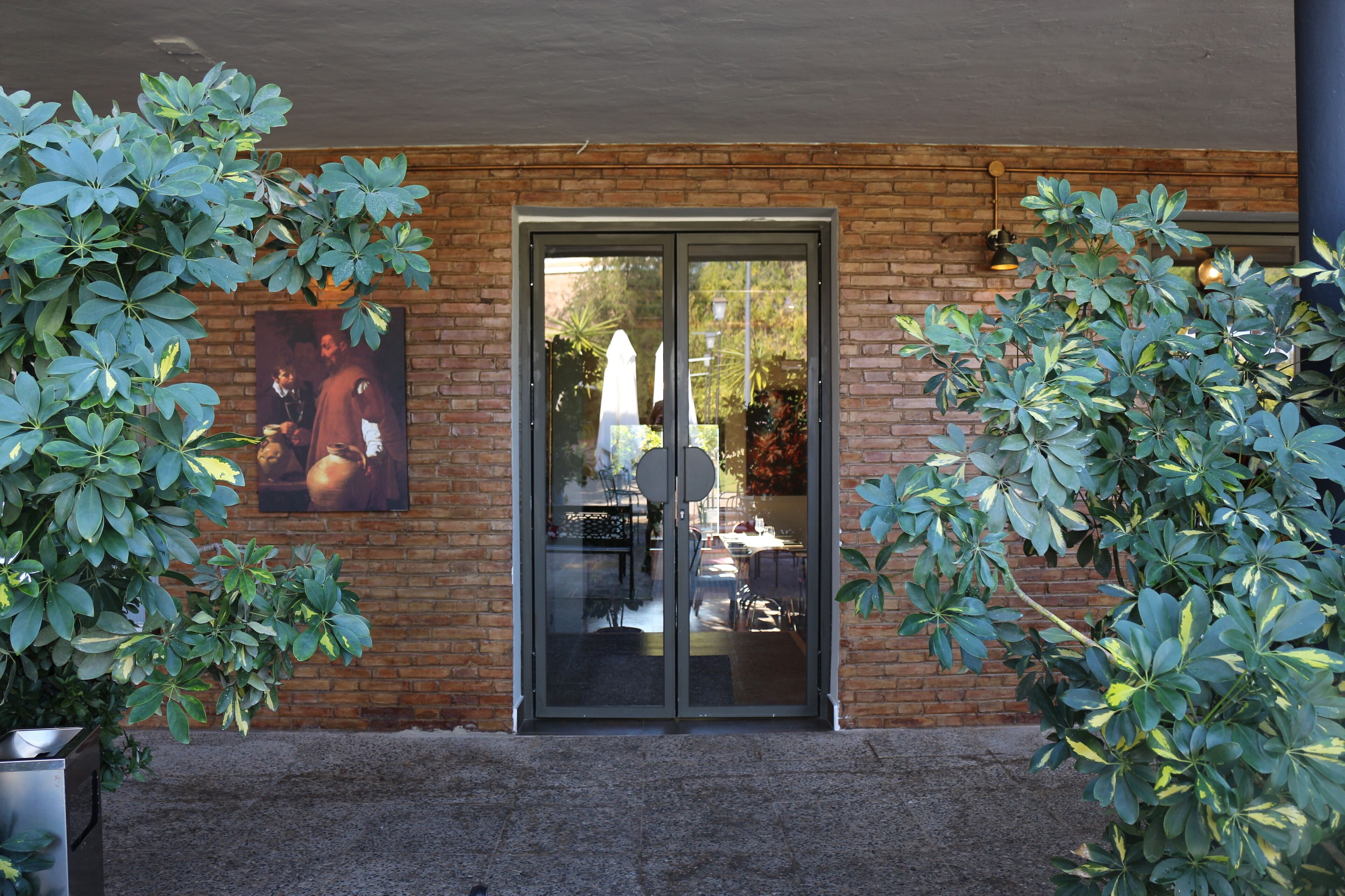 ランチ、ディナーに営業 (多国籍料理、ガーデン ビュー)