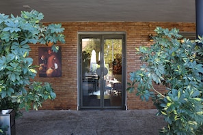 供应午餐和晚餐,国际美食,花园景观