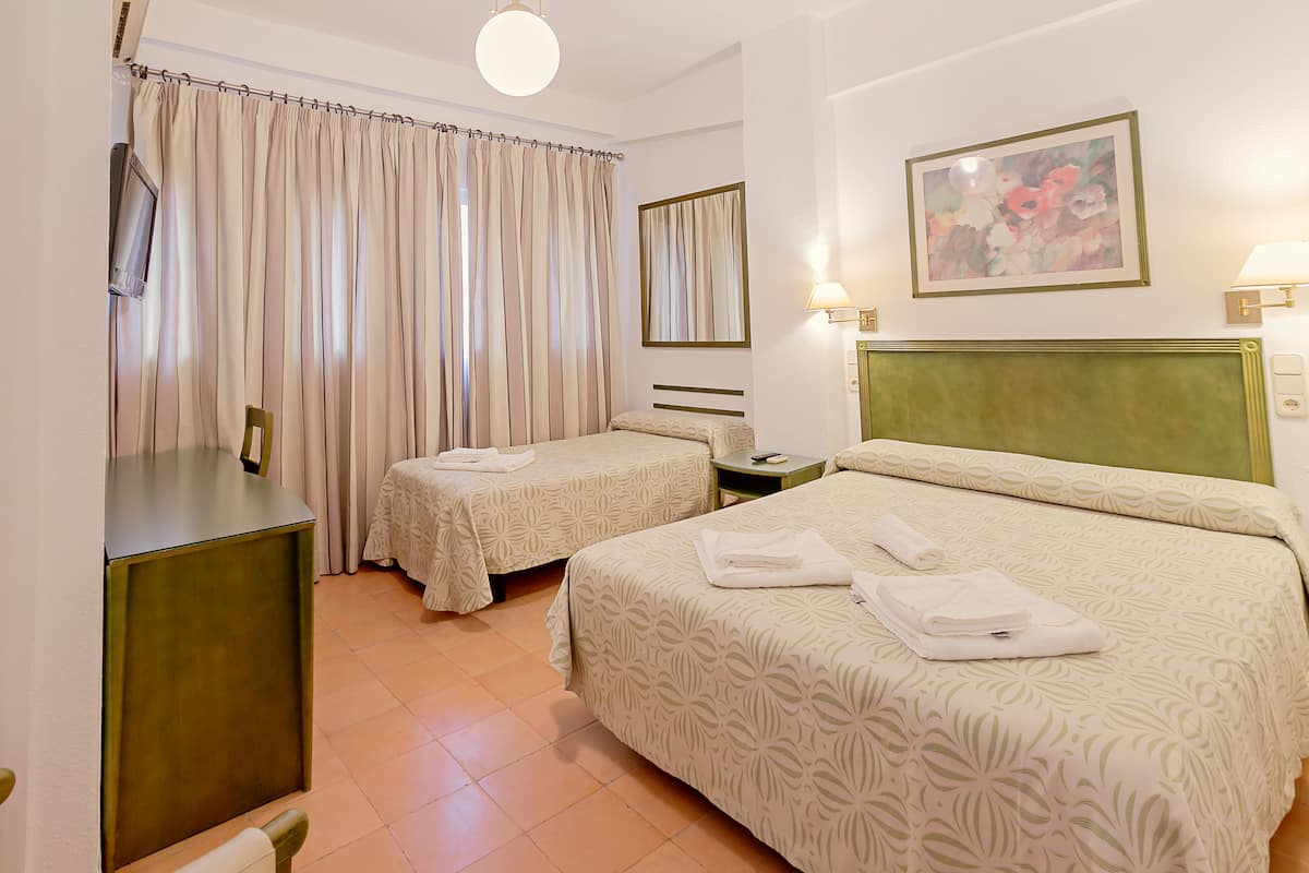 Tweepersoonskamer (Optional extra bed) | 1 slaapkamer, luxe beddengoed, een bureau, gratis wifi