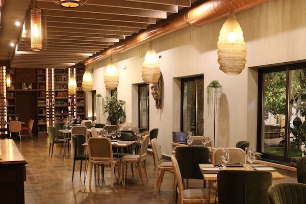 Serveert lunch, diner, internationale gerechten, tuinzicht