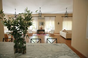 Lobby sitting area - Lantana Garden (Pilas)