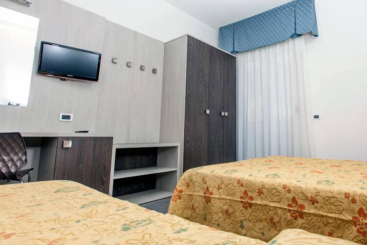Quarto triplo | Cofres nos quartos, escrivaninha, berços grátis, Wi-Fi de cortesia
