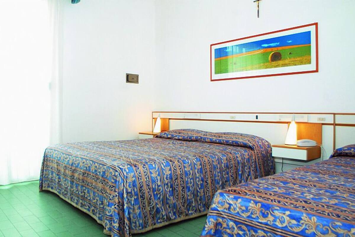 Quarto quádruplo | Cofres nos quartos, escrivaninha, berços grátis, Wi-Fi de cortesia