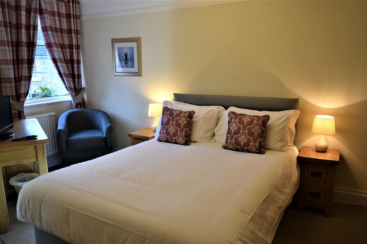 Family Room | Desk, free WiFi, bed sheets