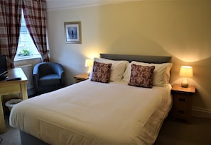 Family Room | Desk, free WiFi, bed sheets