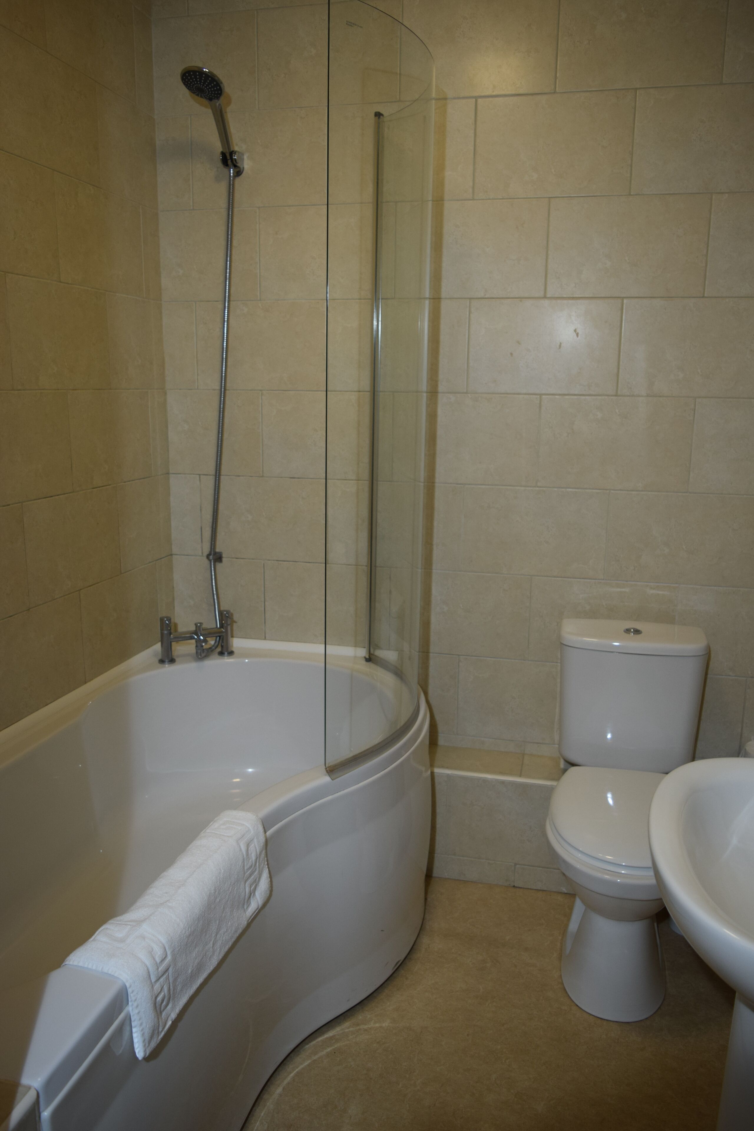 Deep soaking bathtub