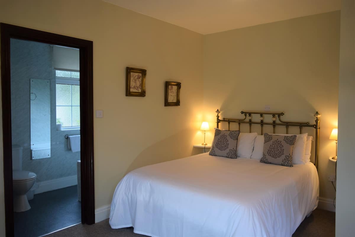 Habitación doble | Escritorio, wifi gratis y ropa de cama 