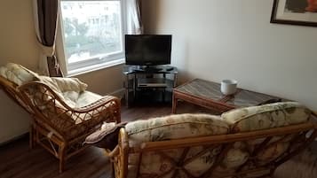 Apartamento, 2 habitaciones, vistas al mar (2nd floor) | Zona de estar | Una televisión de pantalla plana, un reproductor de DVD