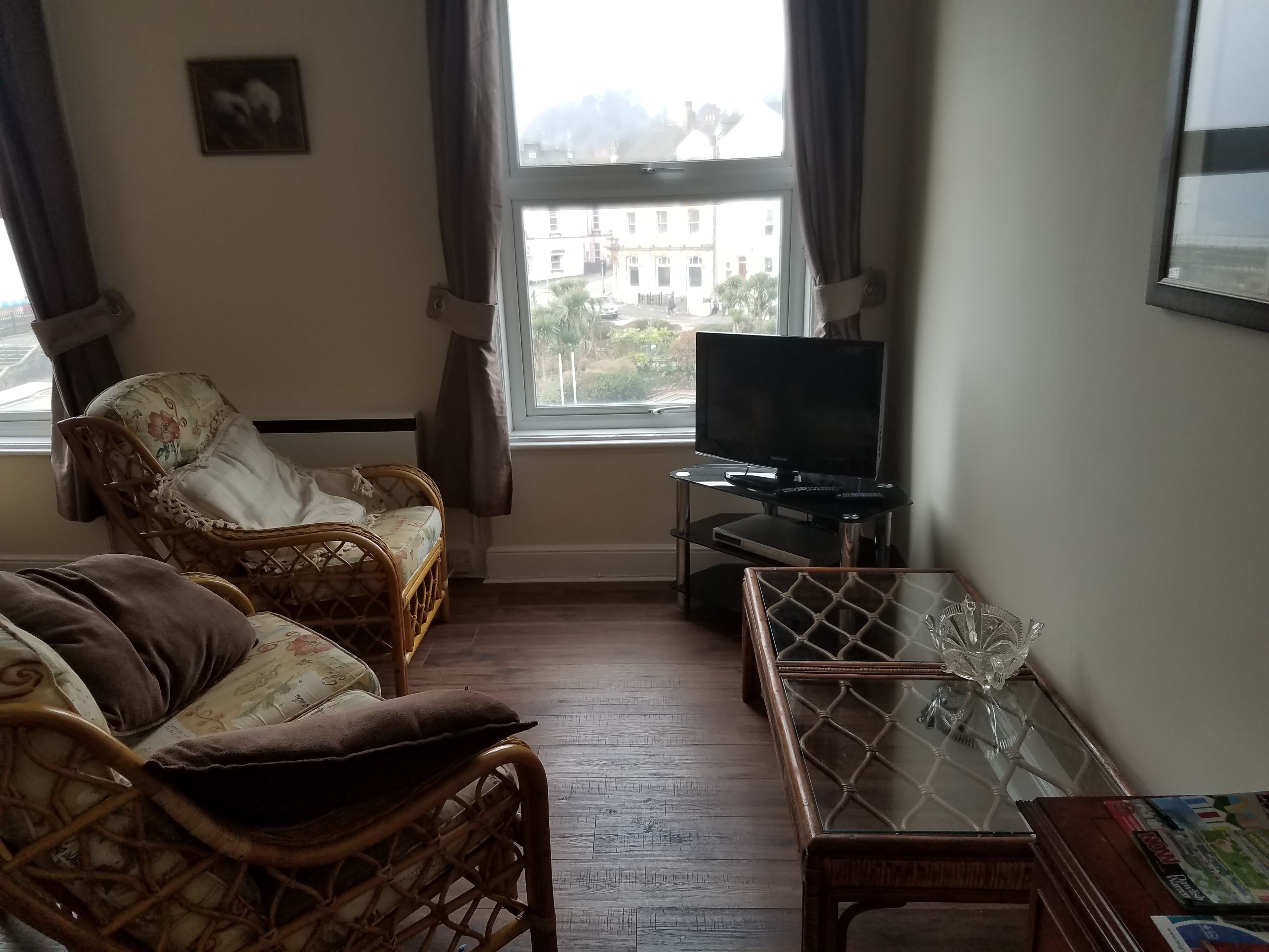 อพาร์ทเมนท์, 2 ห้องนอน, วิวทะเล (2nd floor) | ห้องนั่งเล่น | ทีวีจอแบน, เครื่องเล่นดีวีดี