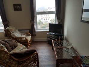 شقة - غرفتا نوم - بمنظر للمحيط (2nd floor) | غرفة المعيشة | تلفزيون بشاشة مسطحة، مشغل دي في دي