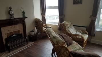 Apartamento, 2 habitaciones, vistas al mar (2nd floor) | Zona de estar | Una televisión de pantalla plana, un reproductor de DVD