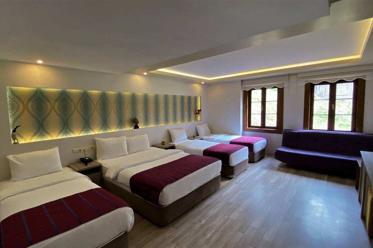 Peralatan tempat tidur premium, peti besi dalam bilik, meja 