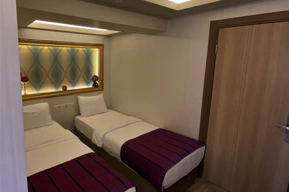 Peralatan tempat tidur premium, peti besi dalam bilik, meja 