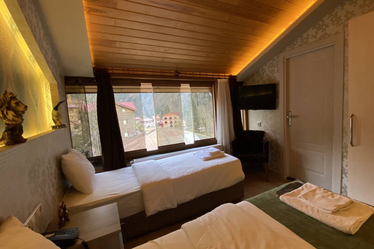 Peralatan tempat tidur premium, peti besi dalam bilik, meja 