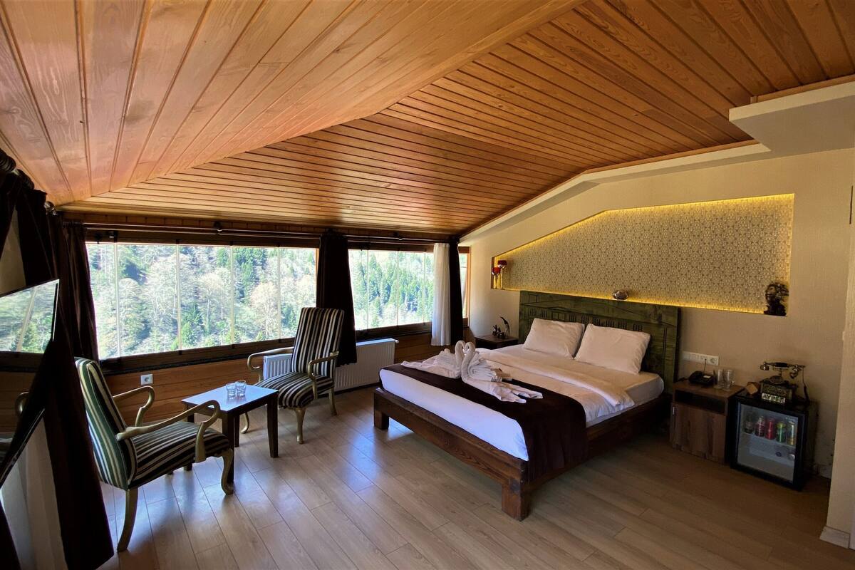 Deluxe Suite | Peralatan tempat tidur premium, peti besi dalam bilik, meja 