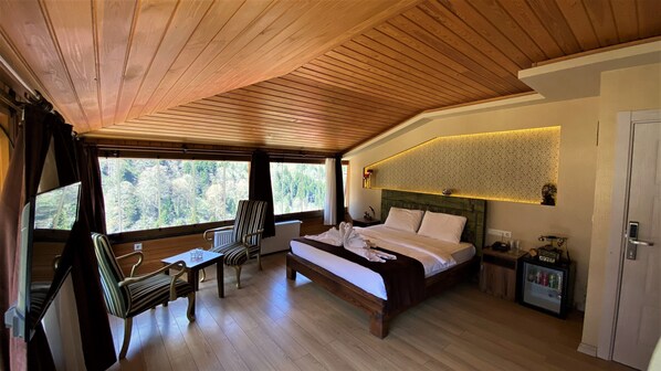 Ropa de cama de alta calidad y caja de seguridad en la habitación 