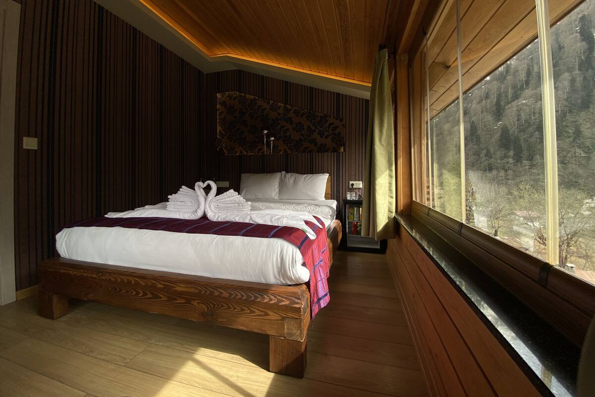 Family Suite | Peralatan tempat tidur premium, peti besi dalam bilik, meja 