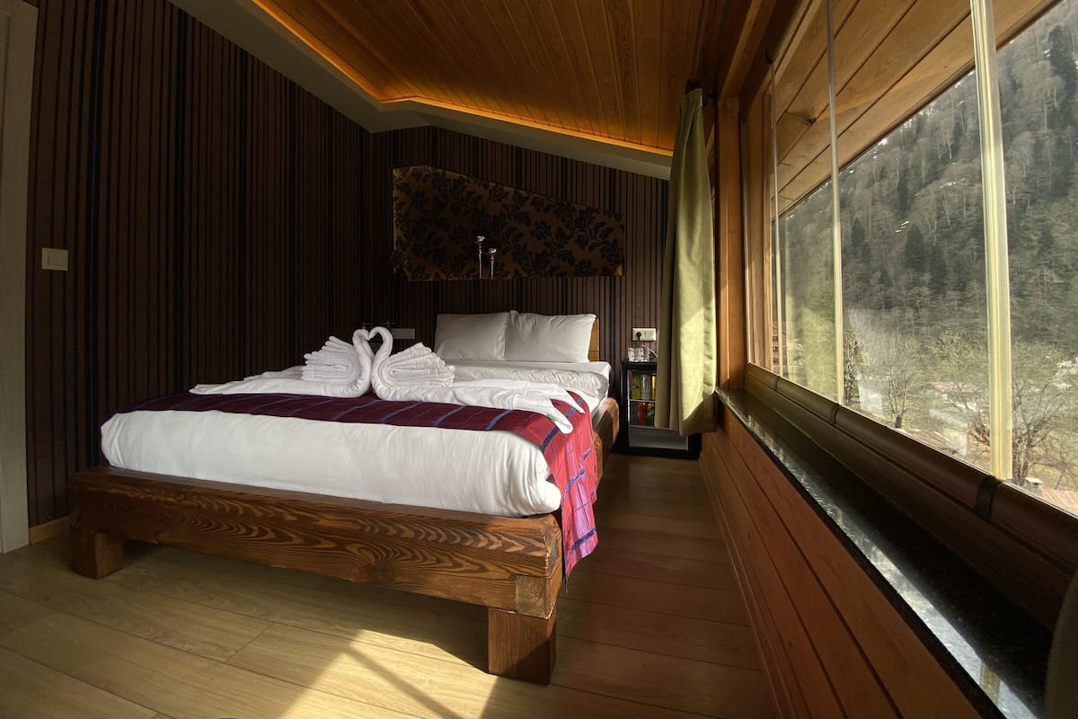 1 bedroom, premium bedding, in-room safe, desk