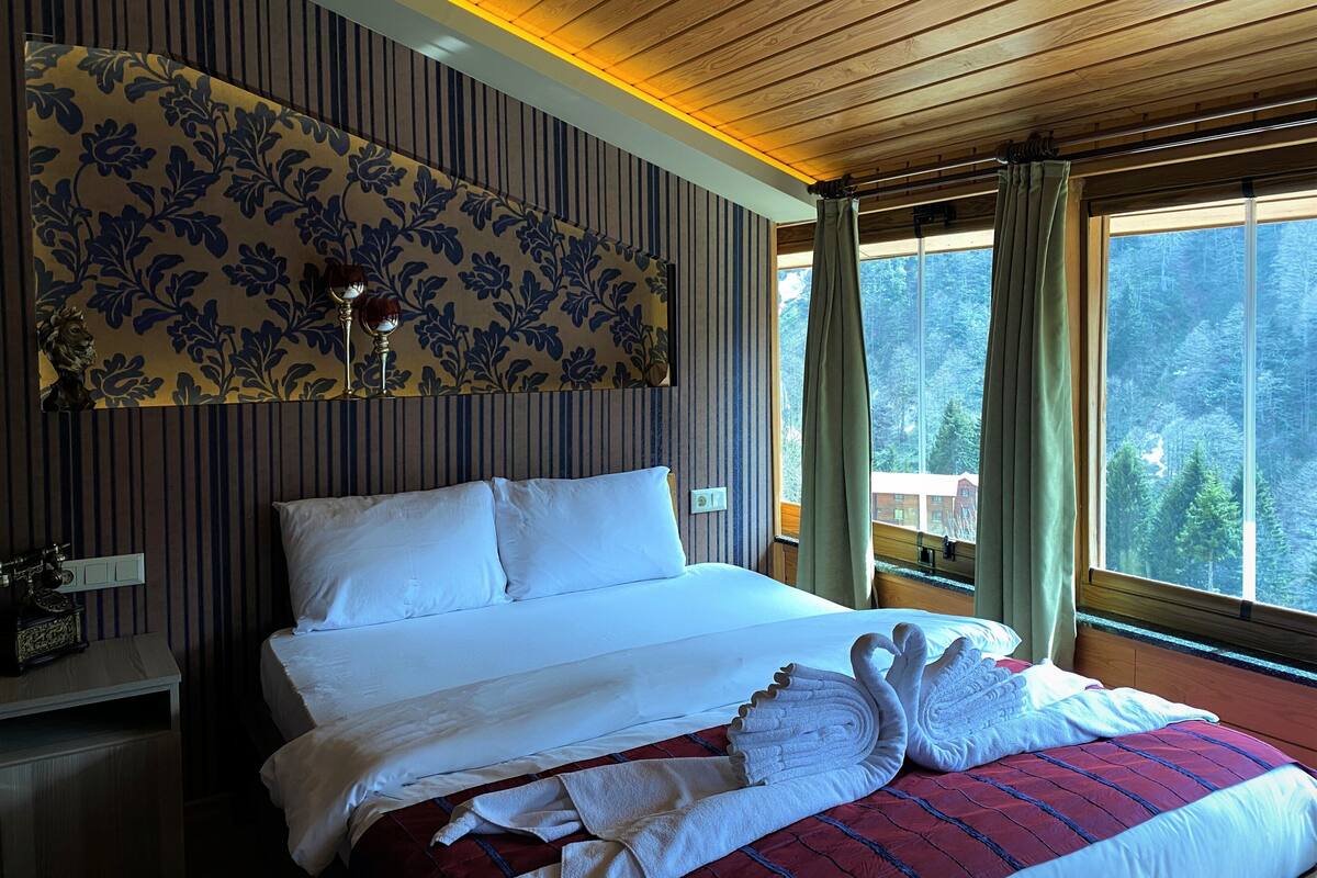 Peralatan tempat tidur premium, peti besi dalam bilik, meja 