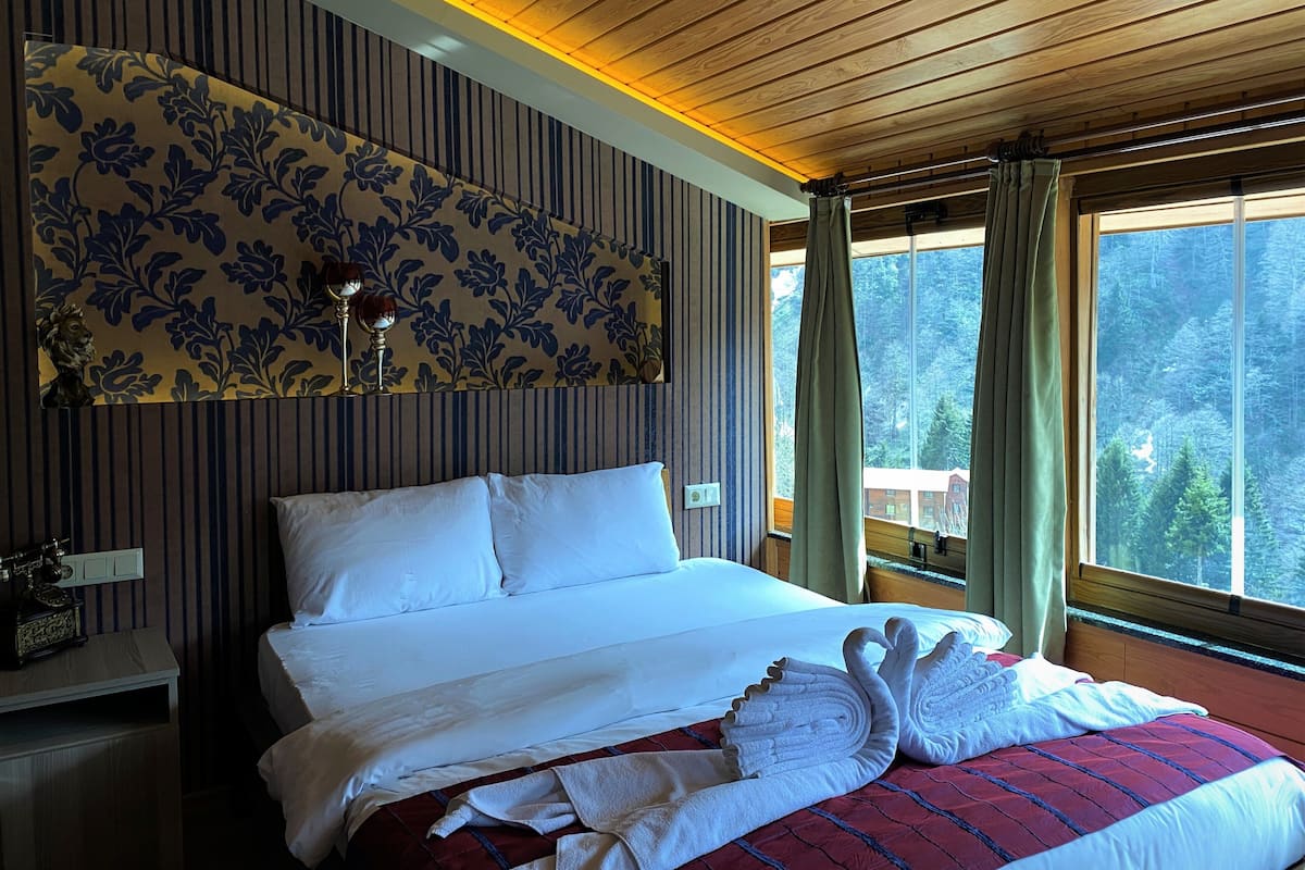 1 bedroom, premium bedding, in-room safe, desk