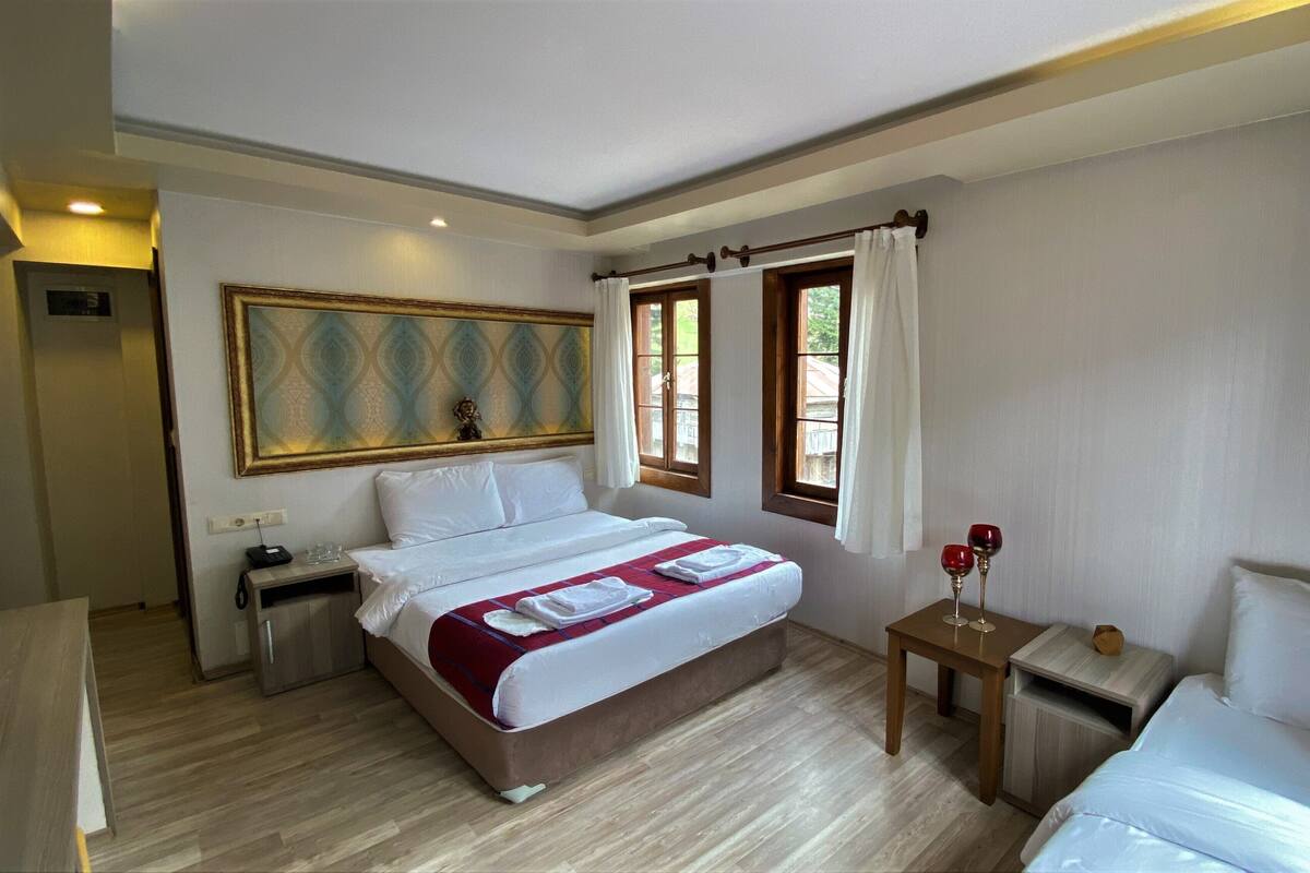 Peralatan tempat tidur premium, peti besi dalam bilik, meja 