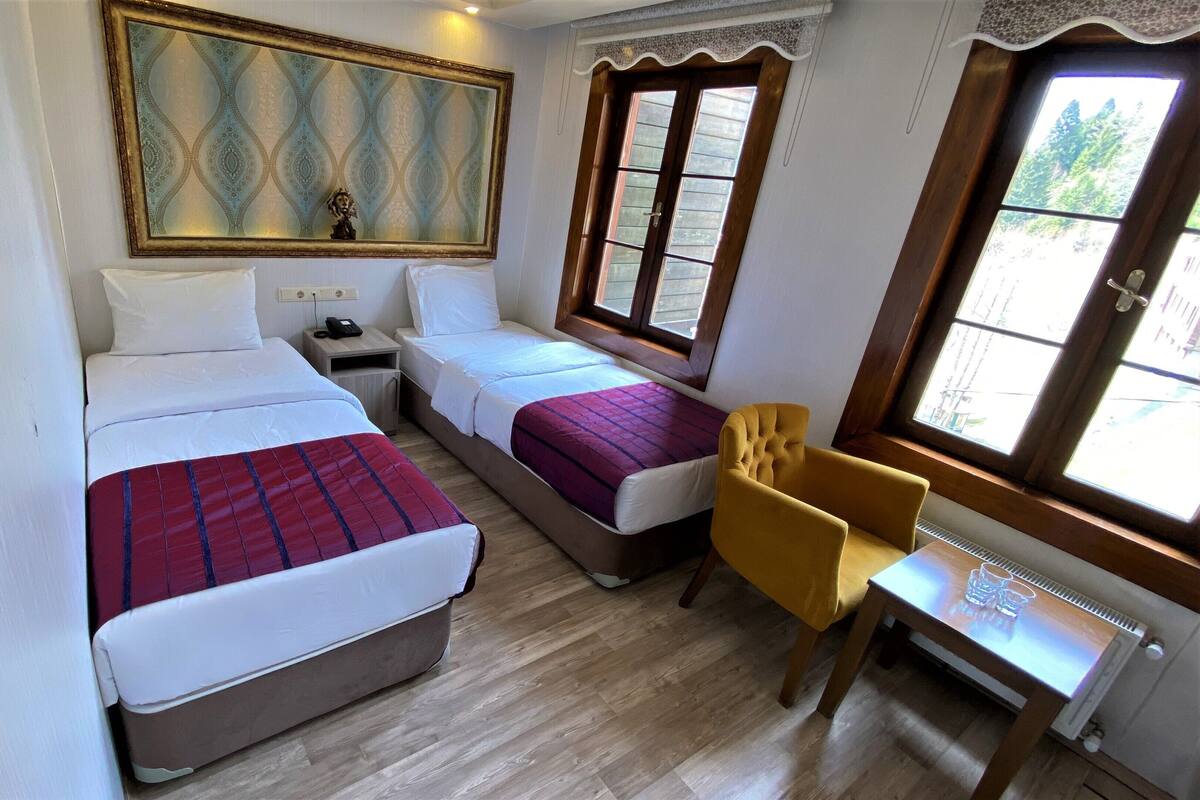 Standard Room | Peralatan tempat tidur premium, peti besi dalam bilik, meja 