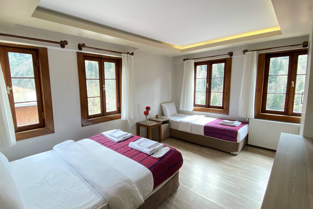 Peralatan tempat tidur premium, peti besi dalam bilik, meja 