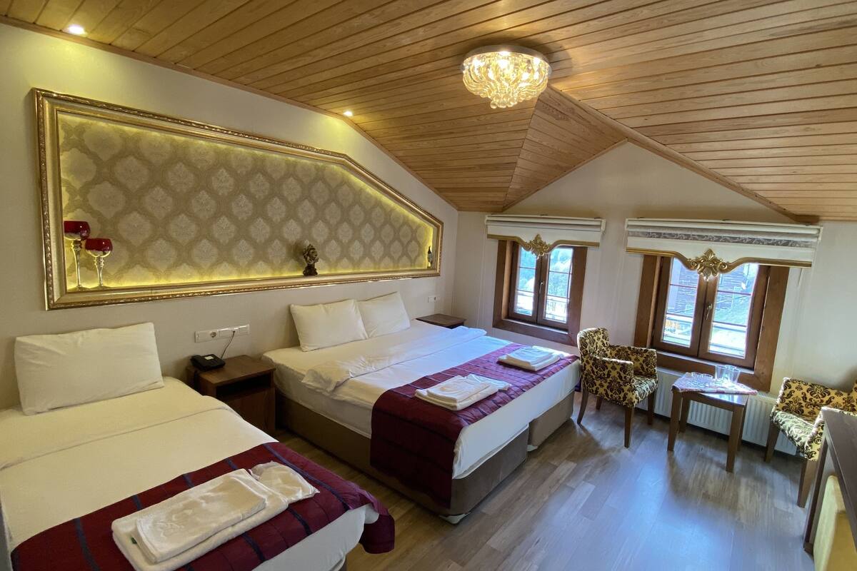 Peralatan tempat tidur premium, peti besi dalam bilik, meja 