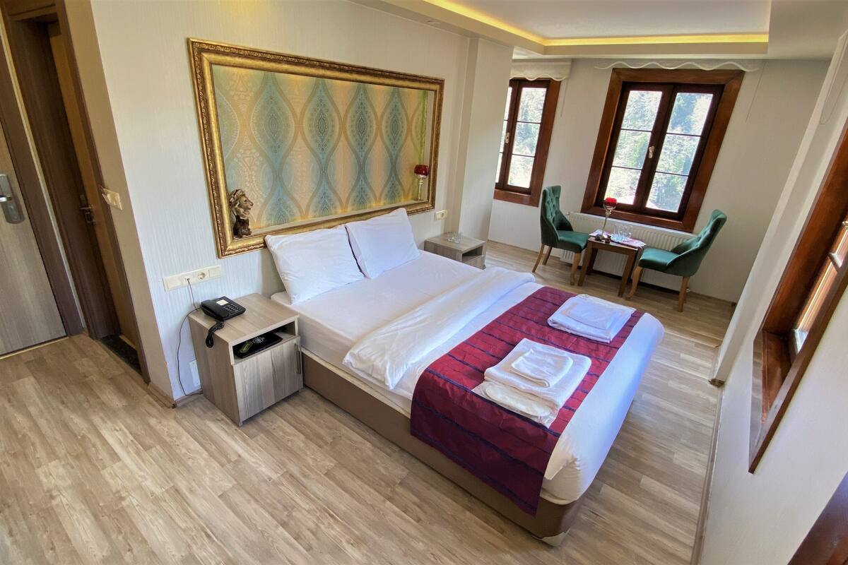 Honeymoon Room | Peralatan tempat tidur premium, peti besi dalam bilik, meja 