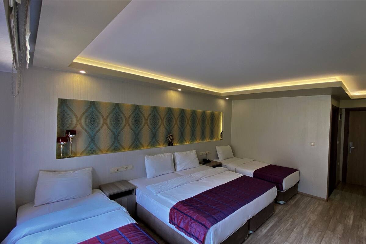 Deluxe Room | Peralatan tempat tidur premium, peti besi dalam bilik, meja 
