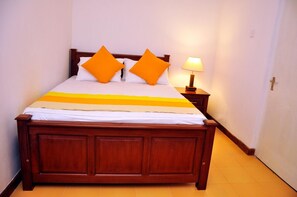 1 quarto, ferros/tábuas de passar roupa, camas extras/dobráveis