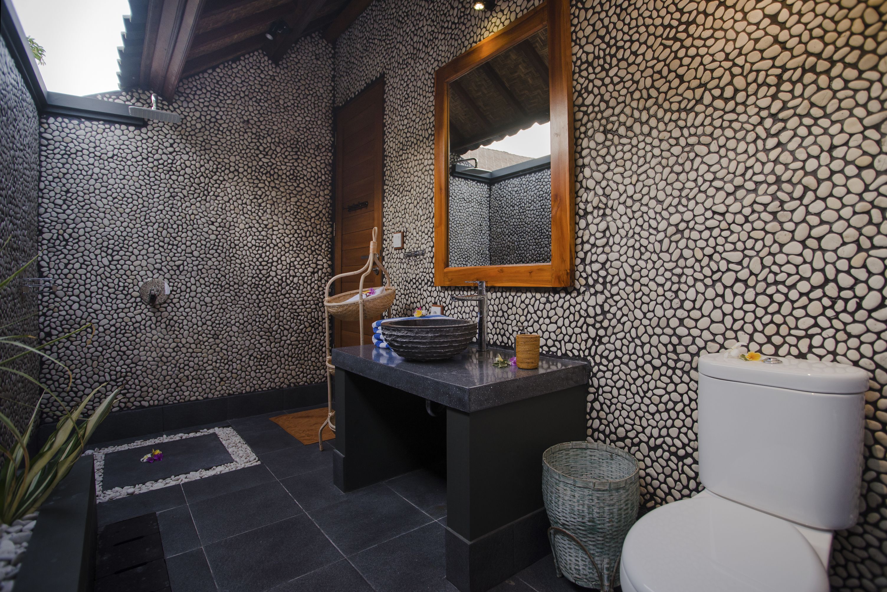 suite, 1 bedroom | bathroom amenities | shower, free toiletries, bidet, towels