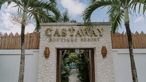 A stone entrance with the sign "CASTAWAY Boutique Resort". - Castaway Resort (Lembongan Island)