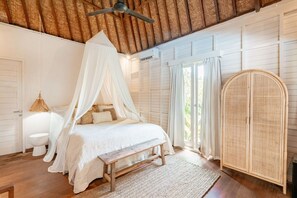 Premium bedding, in-room safe, free WiFi, bed sheets - Castaway Resort (Lembongan Island)