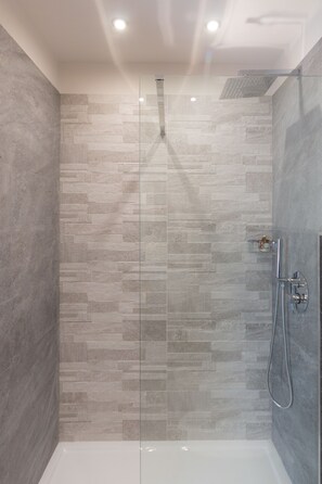 Shower, rainfall showerhead, free toiletries, hair dryer
