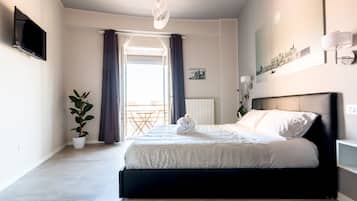 Deluxe tweepersoonskamer, balkon, gedeeltelijk uitzicht op zee | Italiaanse Frette-lakens, luxe beddengoed, donzen dekbedden